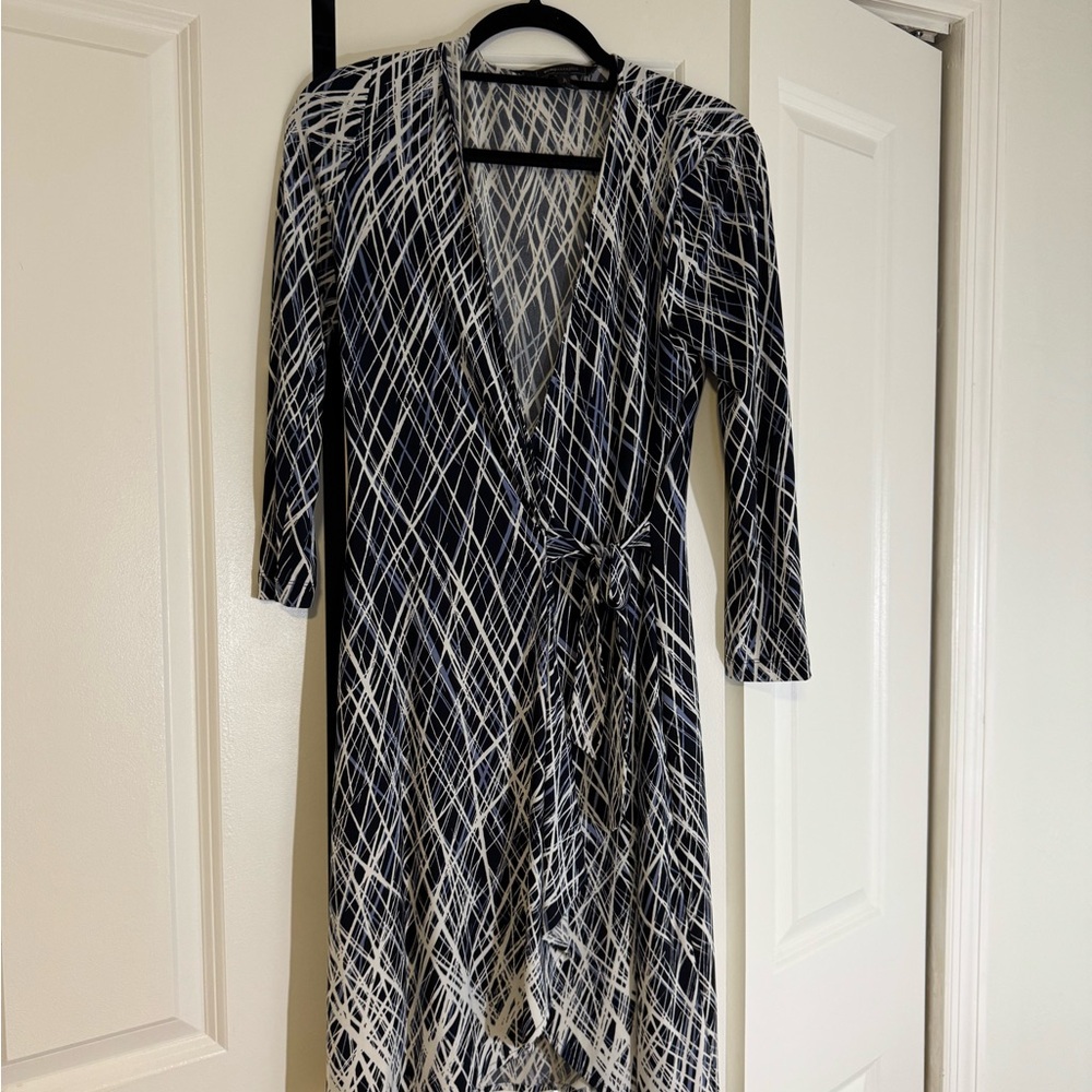 BCBGMaxAzria Black and White Sheath Dress V-neck Long Sleeve